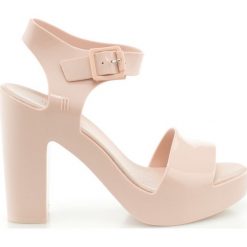 Melissa - Sandały. Różowe sandały damskie marki Melissa, z materiału, na obcasie, na klamry. W wyprzedaży za 239,90 zł.