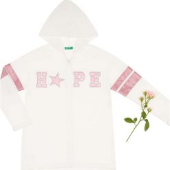 Bluza w kolorze białym. Białe bluzy niemowlęce Benetton Kids, z nadrukiem, bez rękawów, bez kaptura. W wyprzedaży za 39,95 zł.