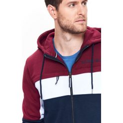 BLUZA MĘSKA Z KAPTUREM MULTIKOLOROWA. Czerwone bluzy męskie Top Secret, na zimę, xxl, z aplikacjami, z dzianiny, z kapturem, bez rękawów, z kapturem. W wyprzedaży za 69,99 zł.