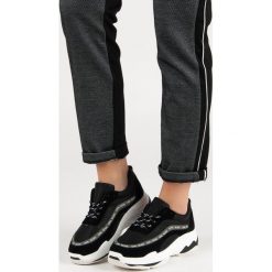 CZARNE OBUWIE SPORTOWE VICES. Czarne buty sportowe damskie vices, bez wzorów, z zamszu, sportowe. Za 99,90 zł.