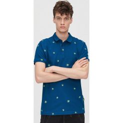 Koszulka polo z drobnym haftem - Granatowy. Niebieskie koszulki męskie Cropp, s, z haftami, bez rękawów. Za 59,99 zł.
