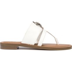 Guess Genera Sandały Biały. Białe sandały damskie Guess, w paski, z materiału, bez obcasa, z paskami. Za 435,95 zł.