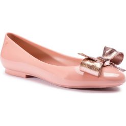 Baleriny MELISSA - Doll III Ad 32504 Pink/Beige 51716. Różowe baleriny damskie Melissa, bez wzorów, z tworzywa sztucznego, bez obcasa. W wyprzedaży za 189,00 zł.