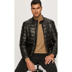 Guess Jeans - Kurtka. Szare płaszcze męskie Guess Jeans, xl, z aplikacjami, z poliesteru, krótkie, bez kaptura. Za 829,90 zł.