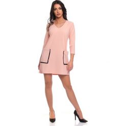 Sukienka "Kacy" w kolorze jasnoróżowym. Różowe sukienki damskie Scarlet Jones, m, bez wzorów, bez kołnierzyka, bez rękawów, mini. W wyprzedaży za 119,95 zł.