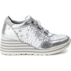 Buty ślubne damskie: Sneakersy w kolorze srebrnym na koturnie