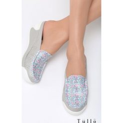 Szare Klapki Hunger. Szare buty ślubne damskie marki Born2be, z materiału, na wysokim obcasie, na koturnie. Za 79,99 zł.