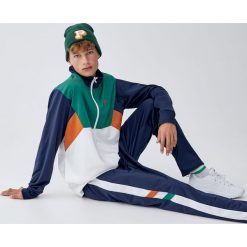 Spodnie jogging z lampasami z dwukolorowymi paskami. Zielone spodnie męskie marki Pull&Bear, m, w paski, z dzianiny. Za 89,90 zł.