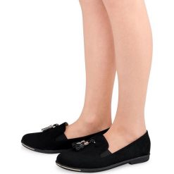 Balerinki damskie Miss Laura W-132 Czarne. Czarne baleriny damskie MISS LAURA, bez wzorów, z tworzywa sztucznego, eleganckie, bez obcasa, na płaskiej podeszwie. Za 59,00 zł.