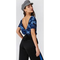 NA-KD T-shirt moro z dekoltem na plecach - Blue. Niebieskie t-shirty damskie NA-KD, moro, z bawełny, z dekoltem na plecach. W wyprzedaży za 40,48 zł.