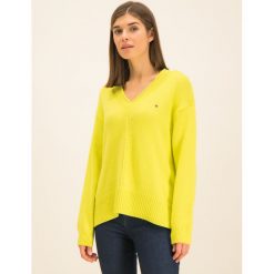 Sweter TOMMY HILFIGER Cevie WW0WW26717. Żółte swetry damskie TOMMY HILFIGER, m, bez wzorów, klasyczne, bez rękawów, bez kaptura. W wyprzedaży za 339,00 zł.