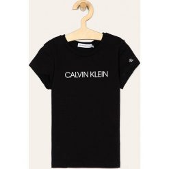 Calvin Klein Jeans - T-shirt dziecięcy 104-176 cm. Białe bluzki dziewczęce Calvin Klein Jeans, z nadrukiem, z bawełny, z okrągłym kołnierzem, z krótkim rękawem, krótkie, bez kaptura. Za 119,90 zł.