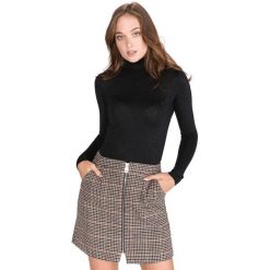 Guess Sweter Czarny. Czarne bluzy damskie Guess, xs, z aplikacjami, z poliesteru, bez rękawów, bez kaptura. Za 285,95 zł.
