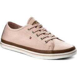 Tenisówki TOMMY HILFIGER - Iconic Kesha Sneaker FW0FW02823 Dusty Rose 502. Różowe półbuty damskie TOMMY HILFIGER, bez wzorów, z gumy, bez zapięcia. Za 299,00 zł.