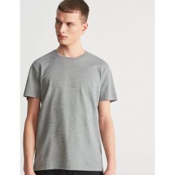 T-shirt ze strukturalnej dzianiny - Jasny szary. Szare t-shirty męskie Reserved, s, bez wzorów, z dzianiny, bez kołnierzyka. Za 49,99 zł.