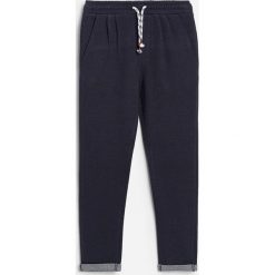Spodnie chinos w jodełkę - Granatowy. Niebieskie spodnie męskie Reserved, bez wzorów. Za 69,99 zł.