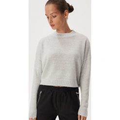 Krótki sweter z błyszczącą nicią - Kremowy. Białe swetry damskie Sinsay, s, bez wzorów, z krótkim rękawem, krótkie, bez kaptura. Za 59,99 zł.