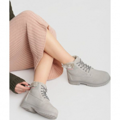 Szare Traperki High Life. Szare buty zimowe damskie marki vices, z materiału, z okrągłym noskiem, na obcasie. Za 89,99 zł.