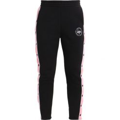 Spodnie dresowe damskie: Hype WOMENS JOGGERS POPPER Spodnie treningowe black/pink