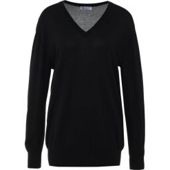 Johnstons Cashmere SUPERFINE WIDE VEE NECK BOYFRIEND Sweter black. Czarne swetry klasyczne damskie marki Johnstons Cashmere, xs, z jedwabiu. W wyprzedaży za 899,50 zł.