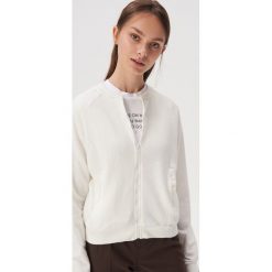 Strukturalna bluza bomber - Kremowy. Białe bluzy damskie Sinsay, s, bez wzorów, bez rękawów, bez kaptura. Za 49,99 zł.