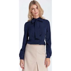 Granatowa Stylowa Bluzka Koszulowa z Wiązaną Kokardą przy Dekolcie. Niebieskie podkoszulki damskie marki Molly.pl, s, bez wzorów, eleganckie, z klasycznym kołnierzykiem, bez rękawów. Za 121,90 zł.