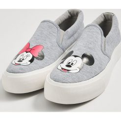 Tenisówki z nadrukiem Mickey Mouse - Jasny szary. Szare trampki i tenisówki damskie Sinsay, z nadrukiem, bez zapięcia. Za 59,99 zł.