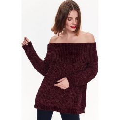 Sweter z szenili, w modnym fasonie z odsłoniętymi ramionami. Czerwone swetry damskie Top Secret, na zimę, m, bez wzorów, z tkaniny, eleganckie, bez rękawów, bez kaptura. W wyprzedaży za 29,99 zł.