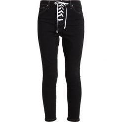 Topshop B&B CONTRAST LACE UP JAMIE Jeans Skinny Fit washed black. Czarne rurki damskie marki Topshop, z elastanu. W wyprzedaży za 191,40 zł.