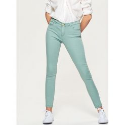 Spodnie high waist skinny - Turkusowy. Niebieskie rurki damskie marki Cropp, z podwyższonym stanem. W wyprzedaży za 39,99 zł.