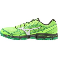 Mizuno WAVE HAYATE 4 Obuwie do biegania Szlak green gecko/white/forest night. Zielone buty sportowe męskie marki Mizuno, z tworzywa sztucznego, bez zapięcia, do biegania, mizuno wave. W wyprzedaży za 384,30 zł.