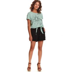 T-shirtw stylu boho z printem i wiązaniem. Niebieskie t-shirty damskie Top Secret, bez wzorów, wakacyjne, bez kołnierzyka. W wyprzedaży za 19,99 zł.