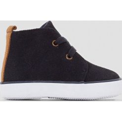 Buty sportowe z dwoiny mizdrowej roz. 19-25. Czerwone buty chłopięce sportowe marki La Redoute Collections, z bawełny, na obcasie. Za 146,96 zł.