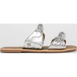 Pepe Jeans - Klapki Malibu Laces. Żółte klapki damskie Pepe Jeans, bez wzorów, z jeansu, bez obcasa, na płaskiej podeszwie. W wyprzedaży za 119,90 zł.