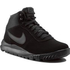 Buty NIKE - Hoodland Suede 654888 090 Black/Black/Antracite. Czarne półbuty męskie Nike, na co dzień, bez wzorów, ze skóry, bez zapięcia. W wyprzedaży za 249,00 zł.