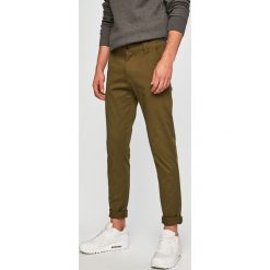 Tommy Jeans - Spodnie. Zielone spodnie męskie Tommy Jeans, bez wzorów, z elastanu. W wyprzedaży za 319,90 zł.
