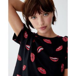 Koszulka w usta. Czarne t-shirty damskie Pull&Bear. Za 29,90 zł.