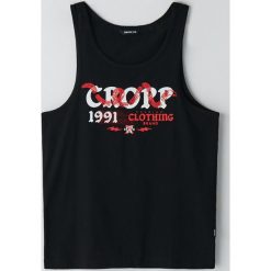 Koszulka tank top z napisem - Czarny. Czarne koszulki męskie Cropp, s, z napisami, bez kołnierzyka, bez rękawów. W wyprzedaży za 29,99 zł.