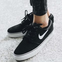 Buty Nike Zoom Stefan Janoski (GS) "Black" (525104-021). Czarne buty sportowe dziewczęce marki Nike, z tkaniny, nike zoom. Za 199,99 zł.