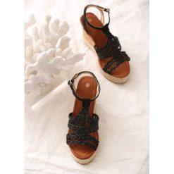 Czarne Sandały Sweet Lace. Czarne koturny damskie Born2be, bez wzorów, bez obcasa, na koturnie, ze sprzączką. Za 49,99 zł.