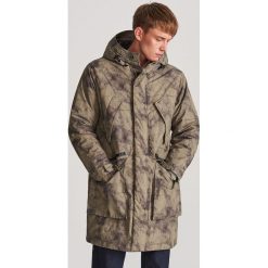 Parka z motywem tie-dye - Khaki. Brązowe parki męskie Reserved, m. W wyprzedaży za 119,99 zł.