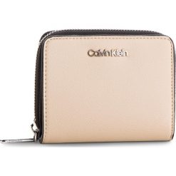 Mały Portfel Damski CALVIN KLEIN - Stitch Med Zip W/Flap K60K604857 638. Brązowe portfele damskie Calvin Klein, ze skóry ekologicznej. Za 279,00 zł.