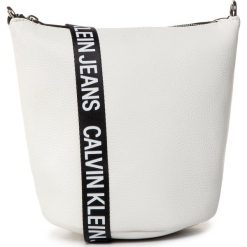 Torebka CALVIN KLEIN JEANS - Mini Bucket K60K606893 YAF. Białe listonoszki damskie Calvin Klein Jeans, bez wzorów, z jeansu, bez dodatków. Za 399,00 zł.