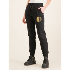 Spodnie dresowe Versace Jeans Couture A1HVA135. Czarne spodnie damskie Versace Jeans Couture, m, z bawełny. W wyprzedaży za 819,00 zł.