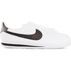 Nike - Buty dziecięce Cortez Basic. Białe trampki chłopięce Nike, bez wzorów, z gumy, sportowe, z okrągłym noskiem, na sznurówki. W wyprzedaży za 239,90 zł.