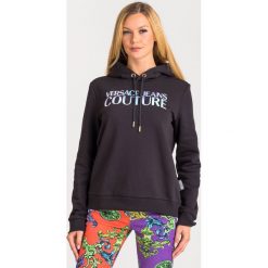 BLUZA VERSACE JEANS COUTURE. Czarne bluzy damskie Versace Jeans Couture, s, z nadrukiem, z bawełny, bez rękawów, bez kaptura. Za 939,00 zł.