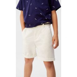 Mango Kids - Szorty Pico5. Białe spodenki chłopięce w paski, z bawełny, casualowe. W wyprzedaży za 49,90 zł.