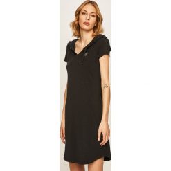 EA7 Emporio Armani - Sukienka. Czarne sukienki damskie EA7 Emporio Armani, na co dzień, s, z aplikacjami, z elastanu, casualowe, z kapturem, z krótkim rękawem, krótkie, mini, proste. W wyprzedaży za 449,90 zł.