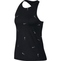 Koszulka Nike Pro Metallic Printed Tank W Czarna. Czarne bluzki sportowe damskie Nike, z nadrukiem, bez kołnierzyka, bez rękawów, bez kaptura, do biegania. Za 89,99 zł.