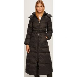 Armani Exchange - Kurtka. Czerwone kurtki damskie Armani Exchange, s, bez wzorów, z poliesteru, długie, z kapturem. W wyprzedaży za 959,90 zł.
